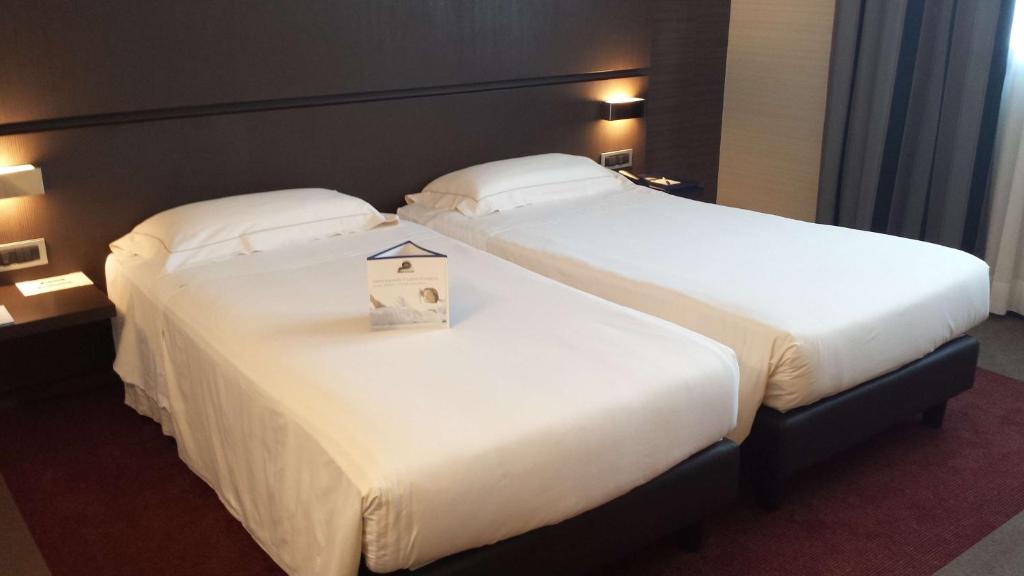 Postel nebo postele na pokoji v ubytování Best Western Plus Hotel Monza e Brianza Palace