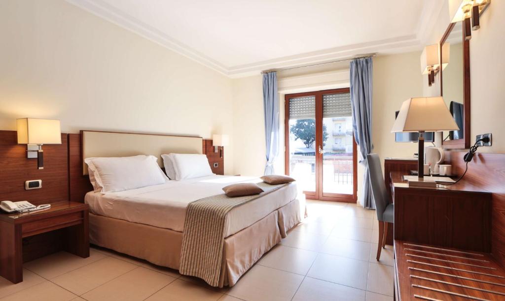 Postel nebo postele na pokoji v ubytování Suites & Residence Hotel