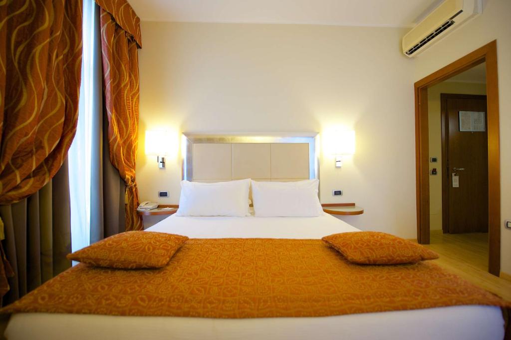 Postel nebo postele na pokoji v ubytování Best Western Crystal Palace Hotel