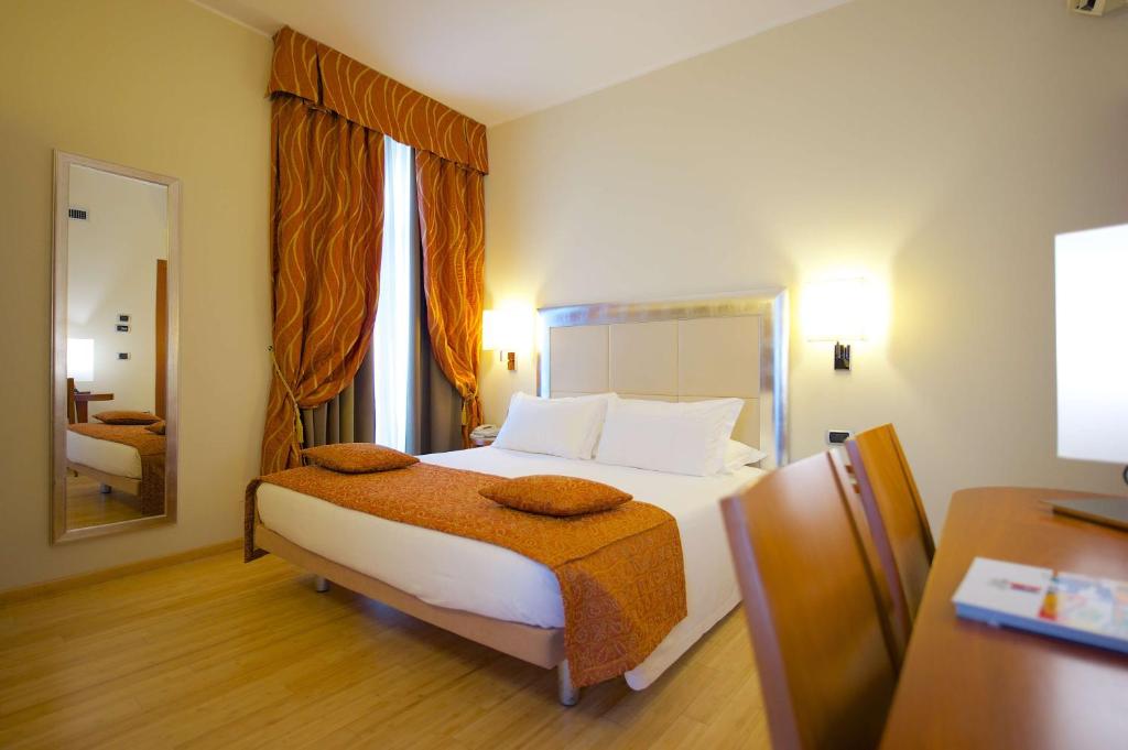 Postel nebo postele na pokoji v ubytování Best Western Crystal Palace Hotel