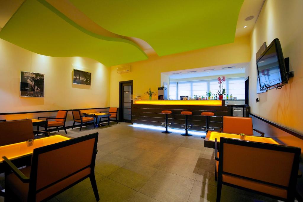 TV a/nebo společenská místnost v ubytování Best Western Crystal Palace Hotel