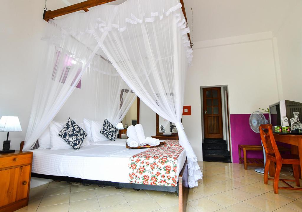 Postel nebo postele na pokoji v ubytování Thotupola Residence