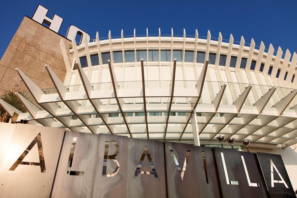 een gebouw met een bord ervoor bij Albavilla Hotel & Co in Albavilla