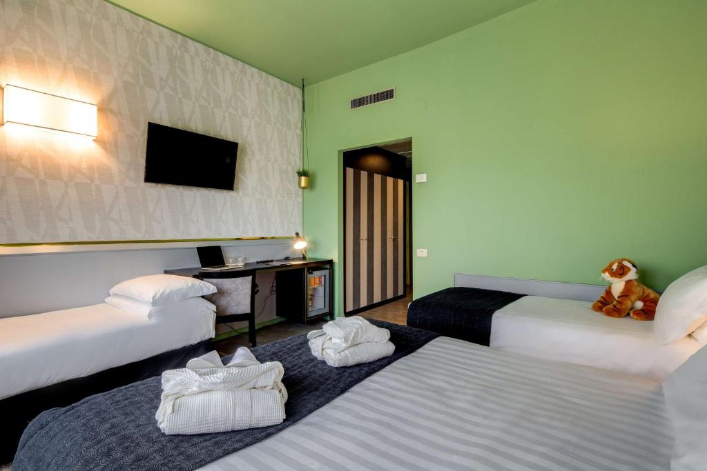 
Classic Queen Room with Single Bed
