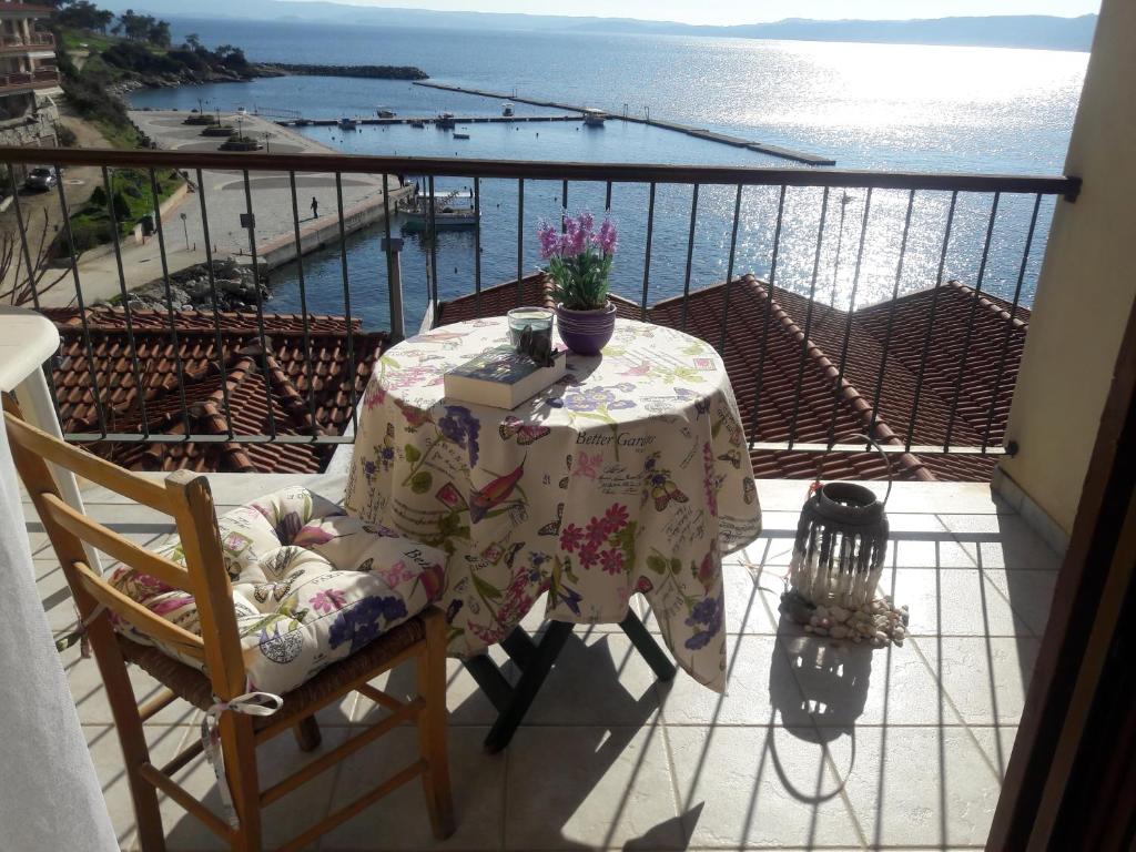 ピルガディキアにあるCute apartments with romantic viewのテーブルと椅子、海の景色を望むバルコニー
