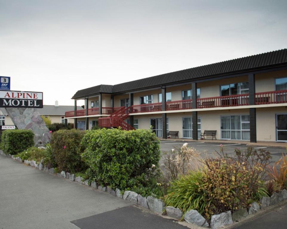 a building with a motel sign in front of it at Alpine Motel in Oamaru