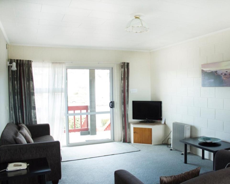 TV a/nebo společenská místnost v ubytování Alpine Motel