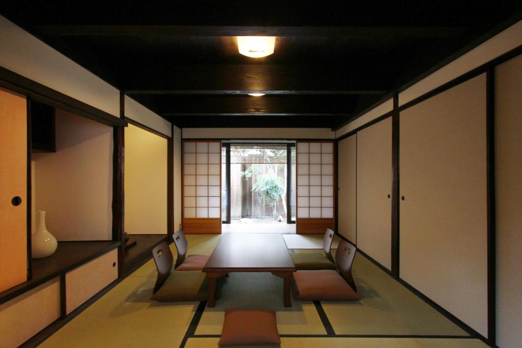 京都的住宿－莫莫哈娜町屋度假屋，客房设有桌椅和窗户。