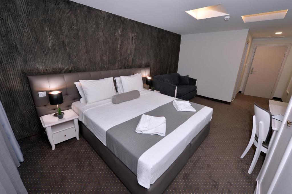 Postel nebo postele na pokoji v ubytování Hotel Alexandar II