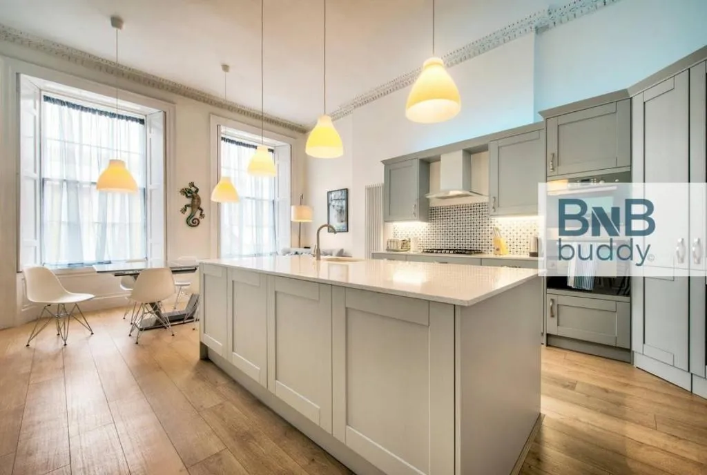 ALTIDO Spacious and Stylish 4-Bed Georgian Apartment, Edinburgh, United Kingdom
