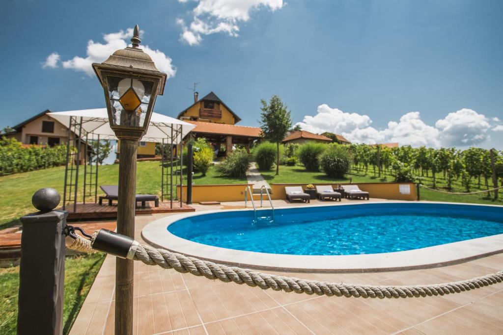 un poste de luz junto a una piscina en Bregec Rural House en Varaždinske Toplice