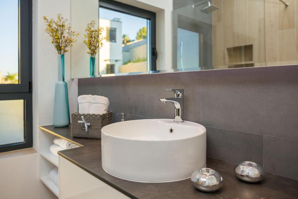 Kúpeľňa v ubytovaní Luxury Villa White Pearl with Pool