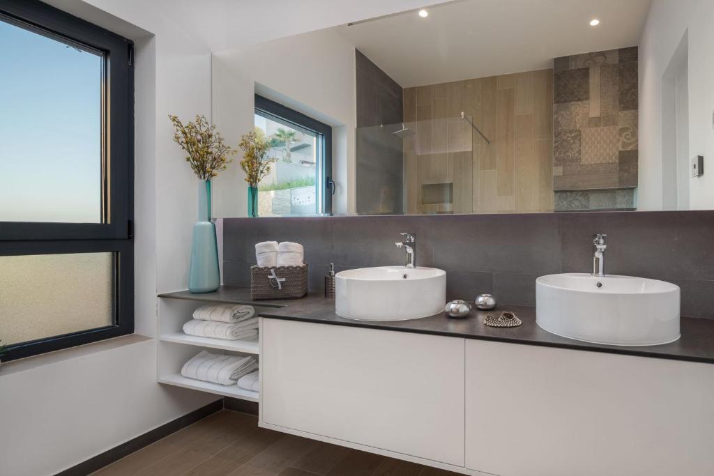 Kúpeľňa v ubytovaní Luxury Villa White Pearl with Pool