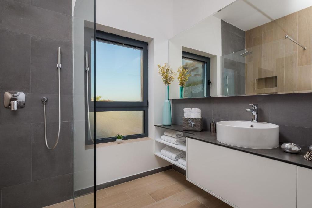 Kuchyňa alebo kuchynka v ubytovaní Luxury Villa White Pearl with Pool