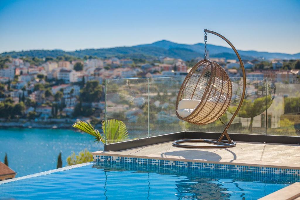 Bazén v ubytovaní Luxury Villa White Pearl with Pool alebo v jeho blízkosti