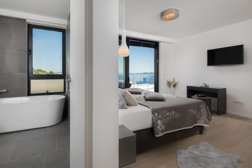 Posteľ alebo postele v izbe v ubytovaní Luxury Villa White Pearl with Pool