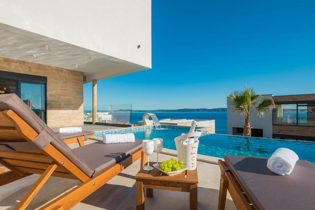 Balkón alebo terasa v ubytovaní Luxury Villa White Pearl with Pool