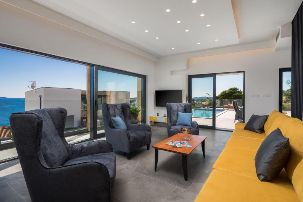 Bazén v ubytovaní Luxury Villa White Pearl with Pool alebo v jeho blízkosti