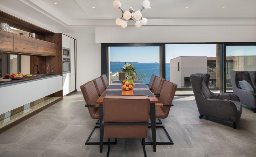 Posedenie v ubytovaní Luxury Villa White Pearl with Pool