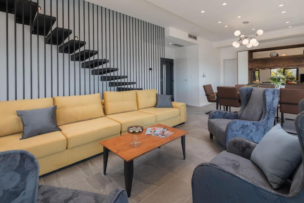 Posedenie v ubytovaní Luxury Villa White Pearl with Pool