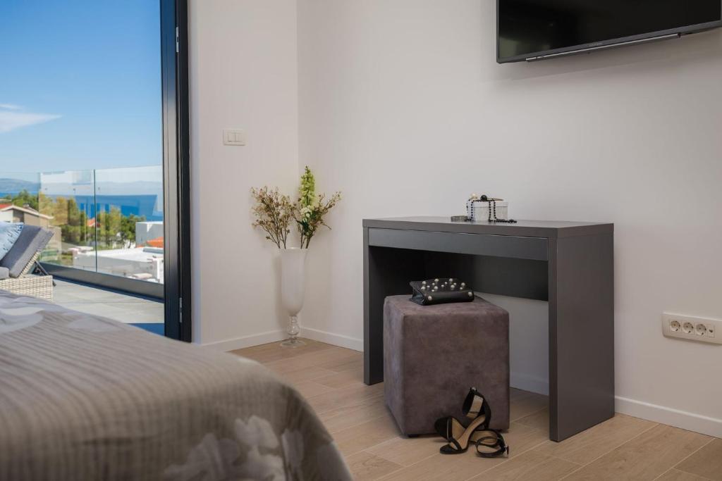 Televízia a/alebo spoločenská miestnosť v ubytovaní Luxury Villa White Pearl with Pool