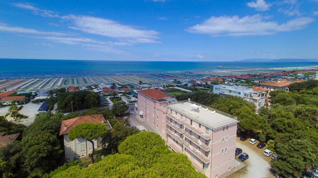 widok na miasto z budynkiem i ocean w obiekcie Residence Happy w mieście Marina di Pietrasanta