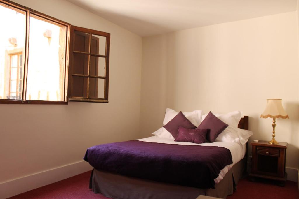 Postel nebo postele na pokoji v ubytování Hotel Raymond VII