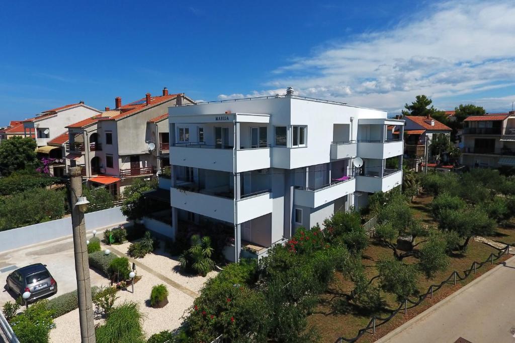 een uitzicht op een wit appartementencomplex bij Apartments Marija Anchor in Zadar