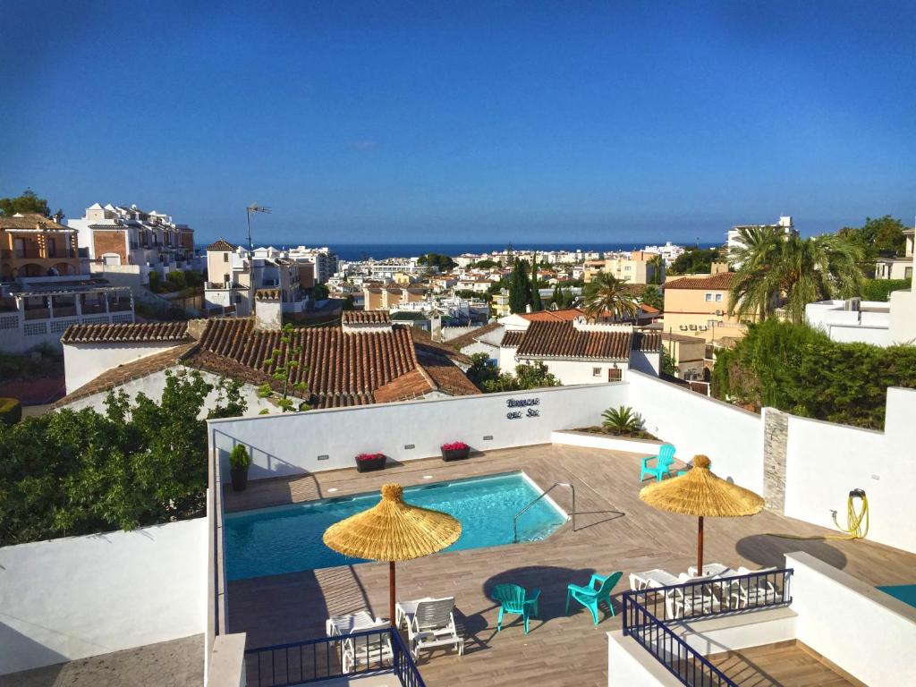 una vista desde el techo de una casa con piscina en Las Terrazas del Sol en Nerja