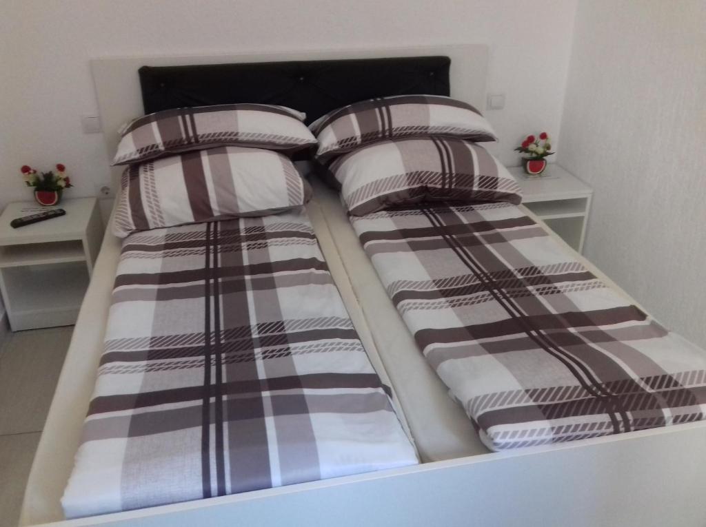 a bed with two pillows on top of it at Apartament central V&P in Sibiu