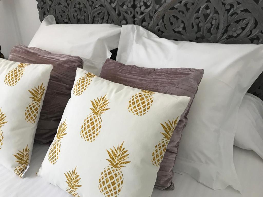 stos poduszek na łóżku z poduszkami ananasowymi w obiekcie 5 Soles w mieście Carmona