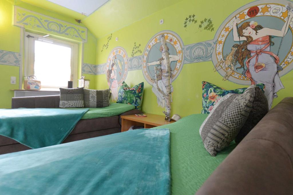 um quarto com 2 camas e uma parede com decorações de Disney em Bett _ Bike Romantik _ FH Odin em Großräschen