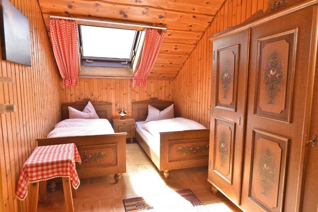 バイエリッシュ・アイゼンシュタインにあるFerienwohnung Waldheimatのベッド2台と窓が備わる小さな客室です。