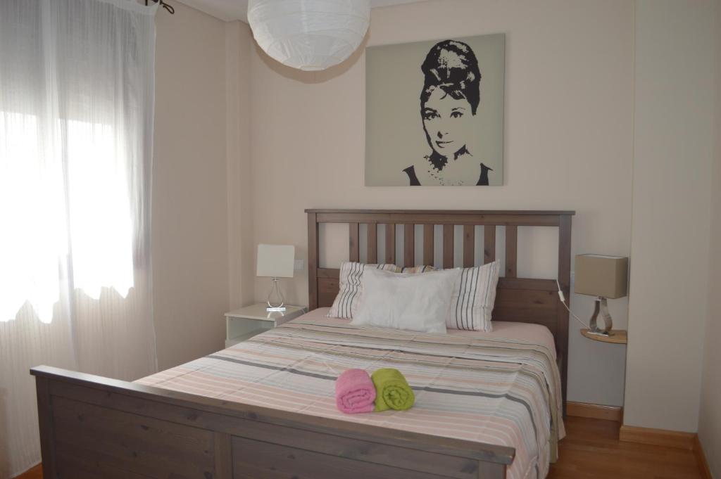 a bedroom with a bed with two hats on it at Apartament Año Feliz in Jerez de la Frontera