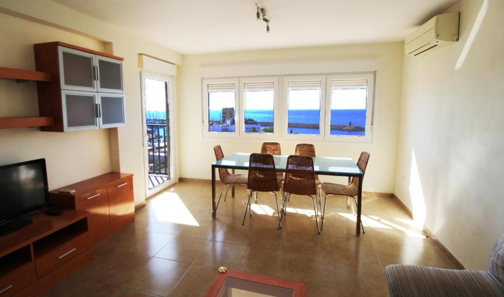 Telewizja i/lub zestaw kina domowego w obiekcie Expoholidays - Apartamentos en primera linea