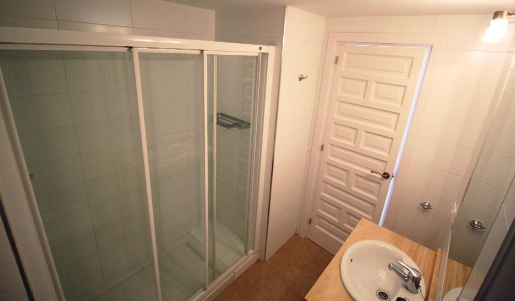 łazienka z prysznicem i umywalką w obiekcie Expoholidays - Apartamentos en primera linea w mieście Aguadulce