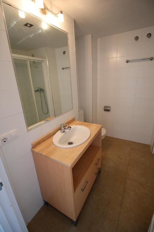 łazienka z umywalką i lustrem w obiekcie Expoholidays - Apartamentos en primera linea w mieście Aguadulce