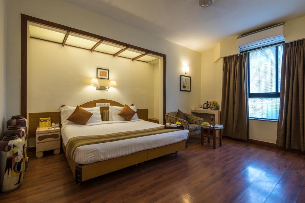 Postel nebo postele na pokoji v ubytování Hotel Park Central Koregaon Park