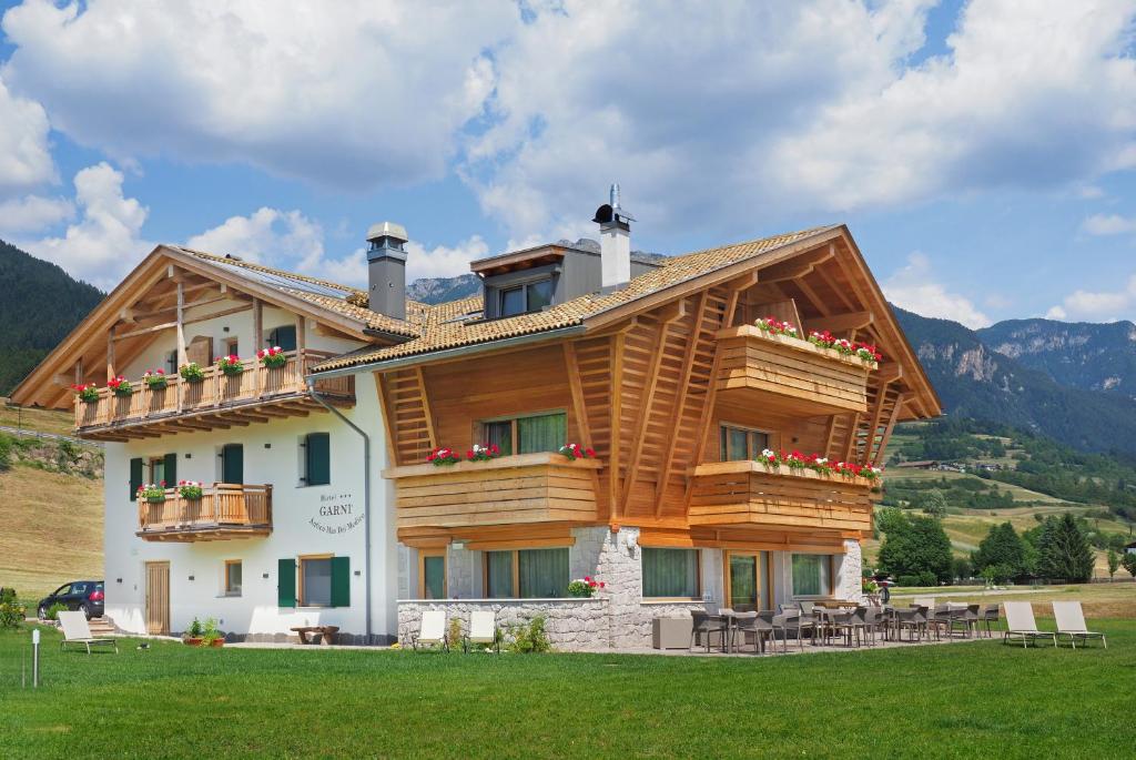 Nespecifikovaný výhled na hory nebo výhled na hory při pohledu z hotelu