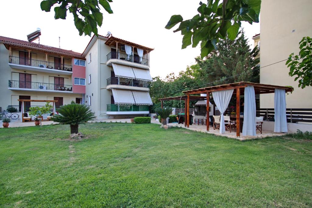 a courtyard of a building with a gazebo at Filoxenia in Paralio Astros