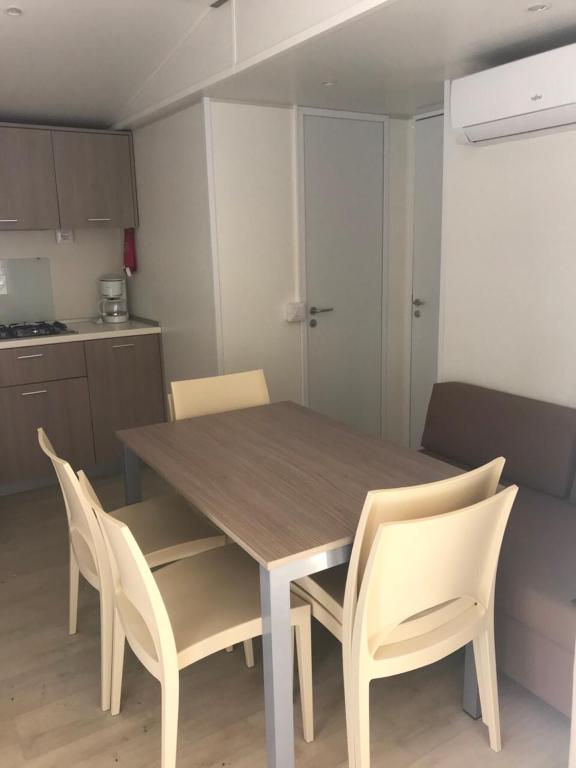 Kuchyň nebo kuchyňský kout v ubytování SunVillage Camp- Mobilházak Alsóörsön