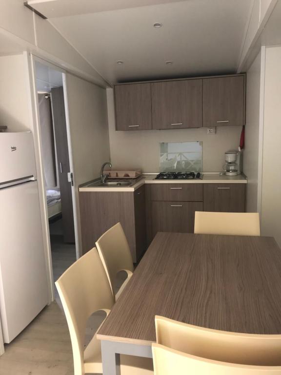 Kuchyň nebo kuchyňský kout v ubytování SunVillage Camp- Mobilházak Alsóörsön