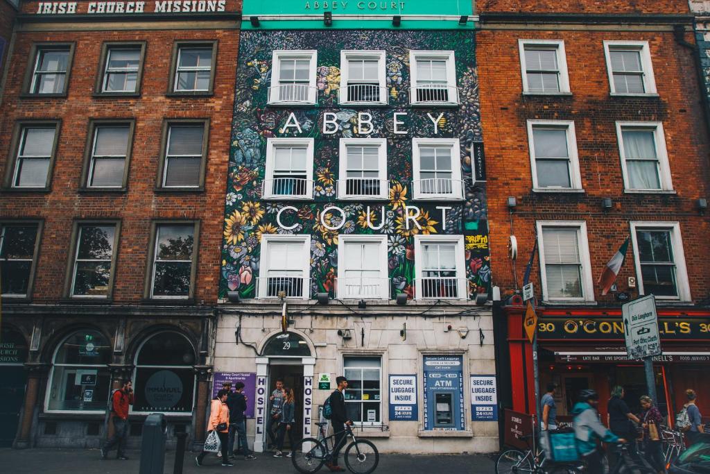 un edificio de ladrillo con una señal de corte en él en Abbey Court Hostel, en Dublín