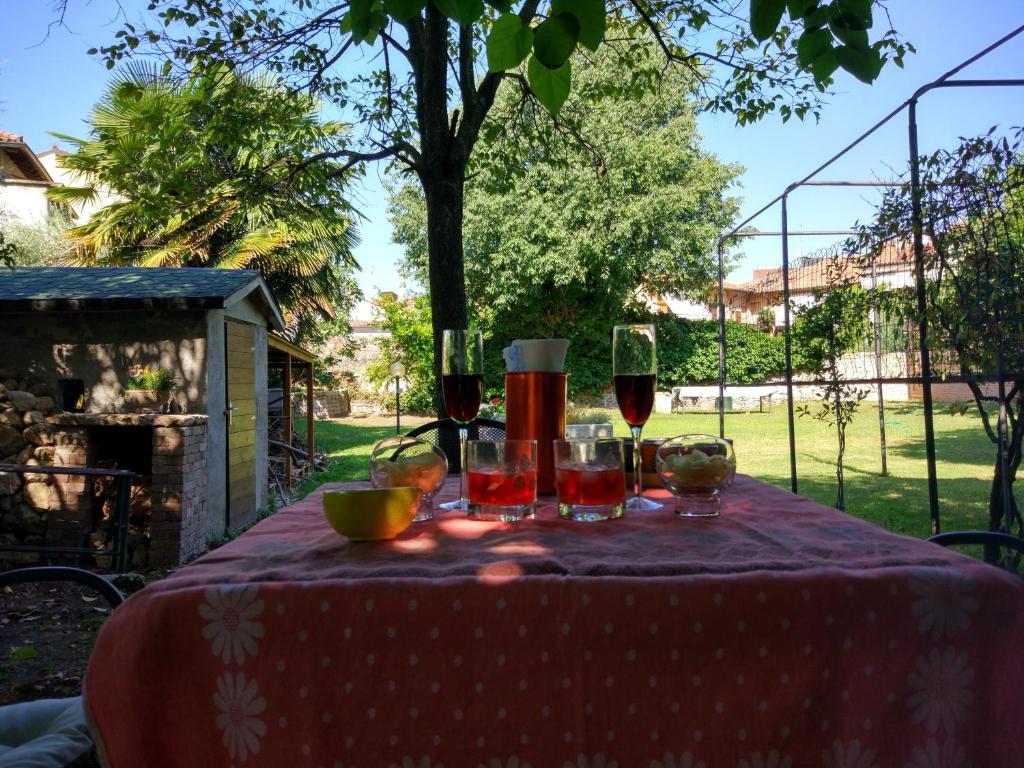 ヴェローナにあるVerona up to you - Panoramaのワイン2杯付きテーブル