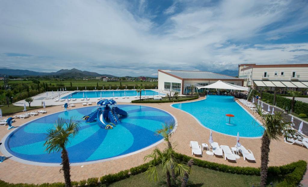 una foto di una piscina in un resort di Luani-A spa & wellness center a Shkodër