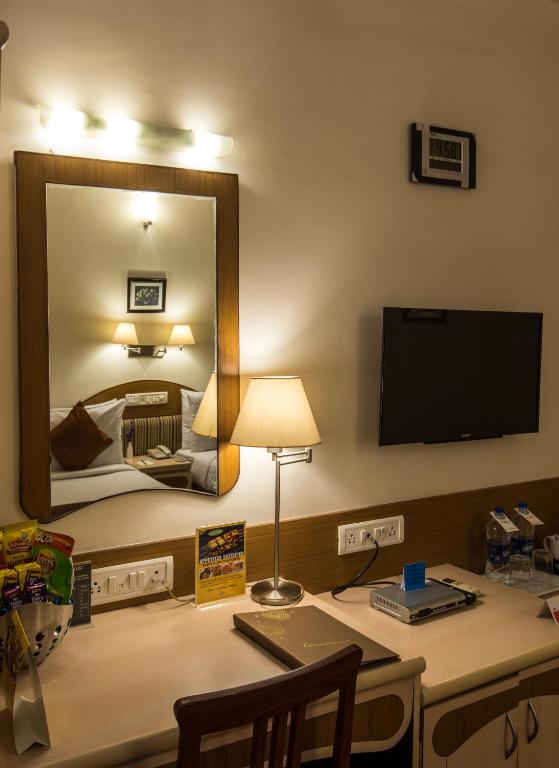 Postel nebo postele na pokoji v ubytování Hotel Park Central Koregaon Park