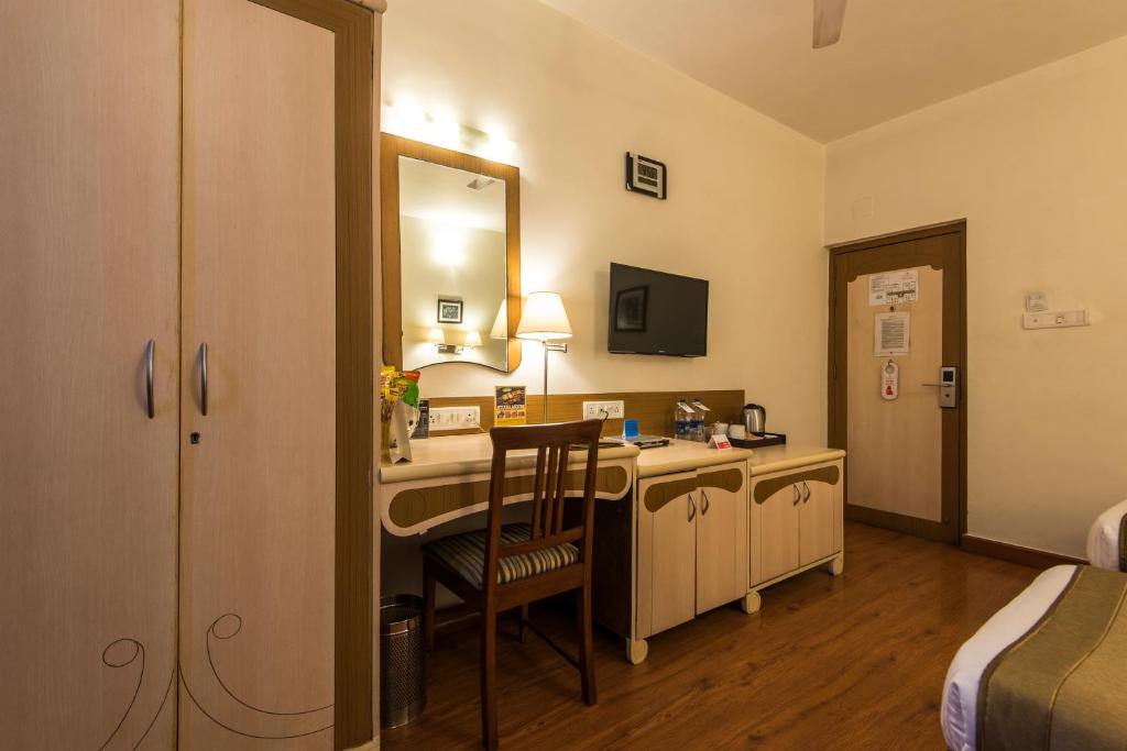 TV a/nebo společenská místnost v ubytování Hotel Park Central Koregaon Park