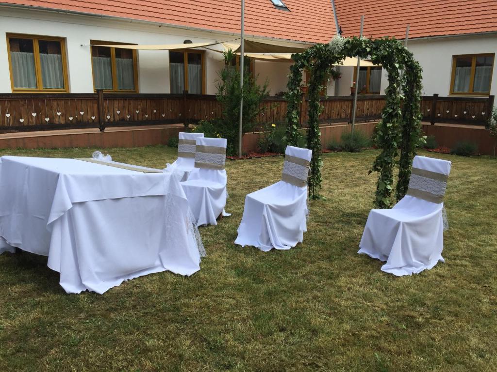 Vonkajšia záhrada v ubytovaní Levendula Porta és Pajtaszínház