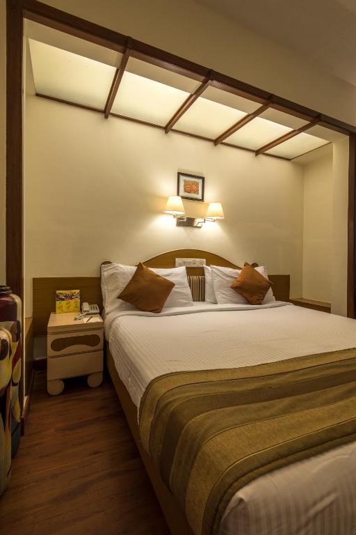 Postel nebo postele na pokoji v ubytování Hotel Park Central Koregaon Park