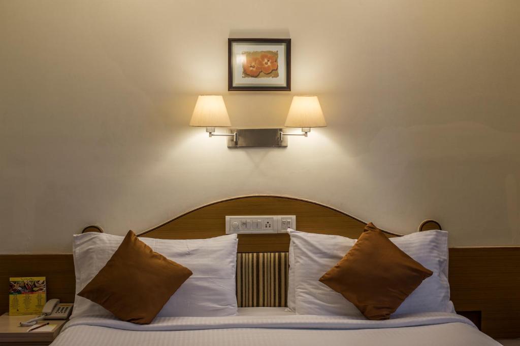 Postel nebo postele na pokoji v ubytování Hotel Park Central Koregaon Park